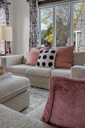 Een smart-tv en boeken