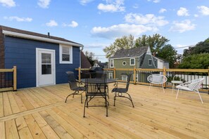 Outdoor dining - Retreat - Stylish w/ Rooftop Deck & Modern Comfort (Kimberly)