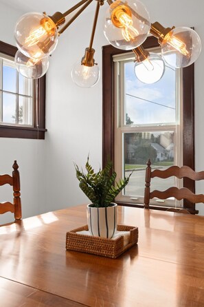 Dining - Retreat - Stylish w/ Rooftop Deck & Modern Comfort (Kimberly)