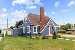 Exterior - Retreat - Stylish w/ Rooftop Deck & Modern Comfort (Kimberly)