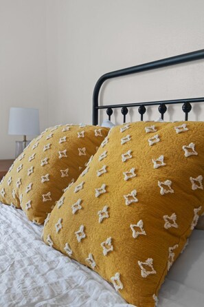 3 bedrooms, desk, iron/ironing board, travel crib - Retreat - Stylish w/ Rooftop Deck & Modern Comfort (Kimberly)