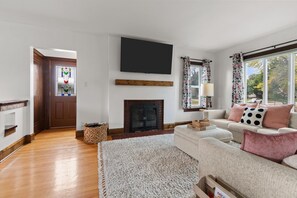 Smart TV, books - Retreat - Stylish w/ Rooftop Deck & Modern Comfort (Kimberly)