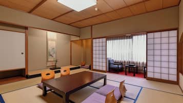 Quarto casal básico, para fumantes, vista para a cidade