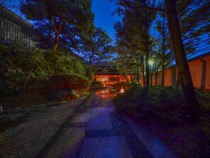 المنشأة من الخارج