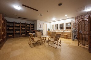 Slippers, towels, soap, shampoo - Awara Onsen Minoya Taiheikaku (Awara)