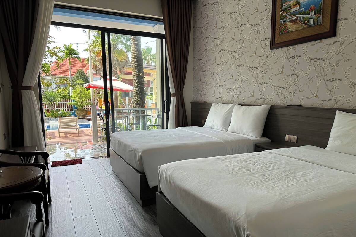 标准三人房, 泳池景观 | 客房内保险箱、办公桌、笔记本电脑工作区、遮光窗帘