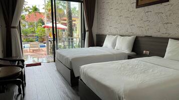 Chambre Triple Standard, vue piscine | Coffres-forts dans les chambres, bureau