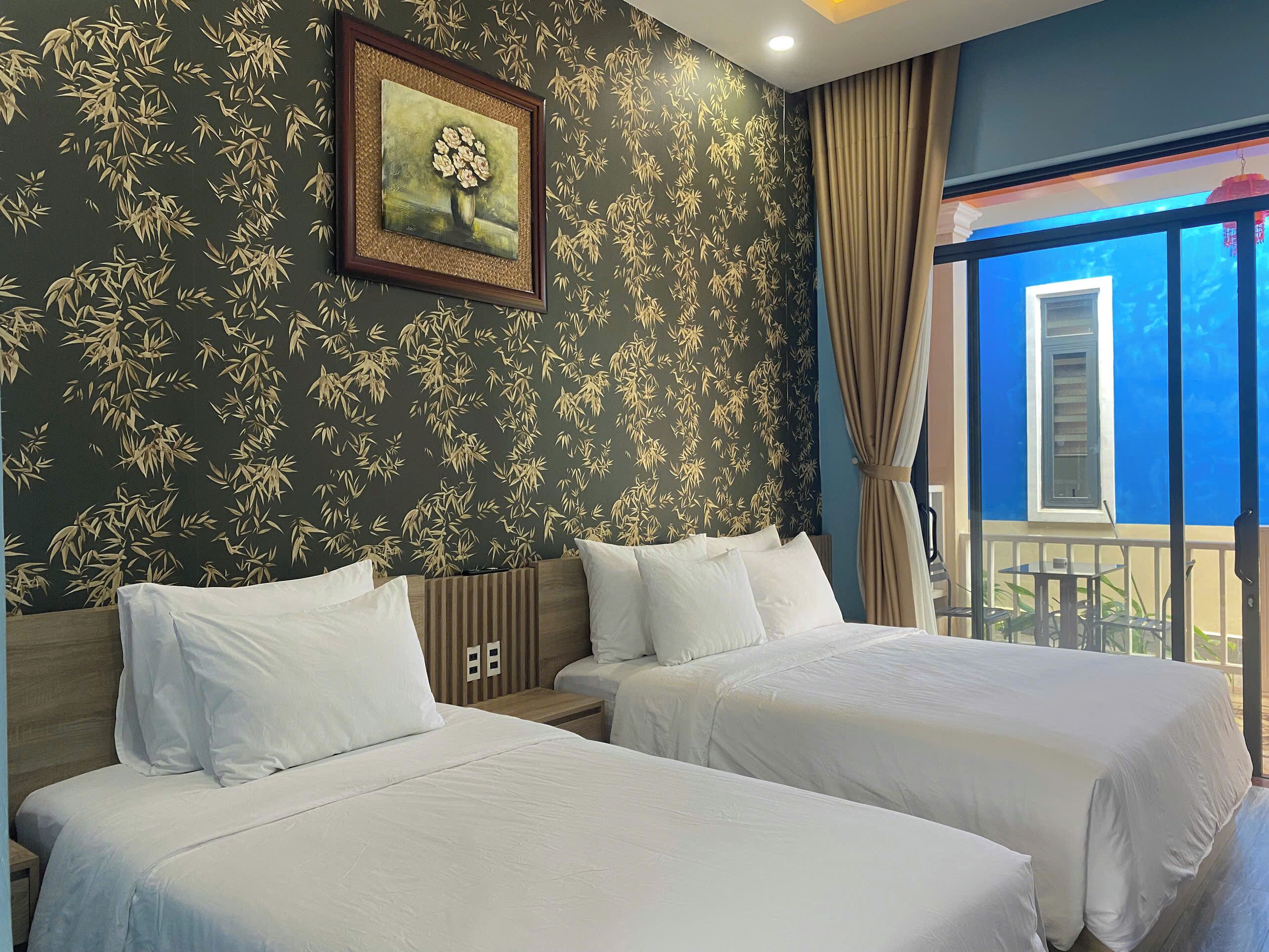 标准三人房 | 客房内保险箱、办公桌、笔记本电脑工作区、遮光窗帘