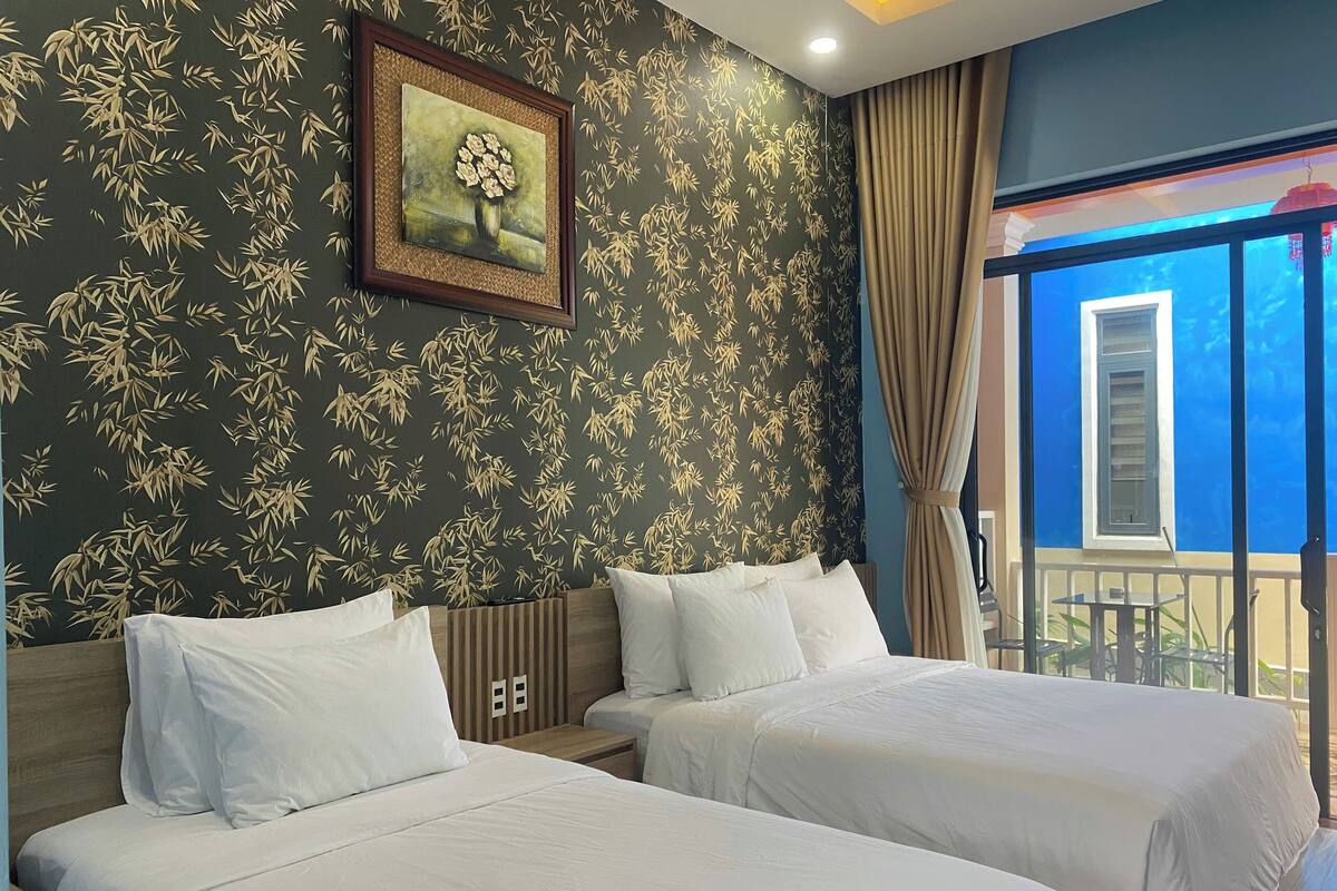 标准三人房 | 客房内保险箱、办公桌、笔记本电脑工作区、遮光窗帘