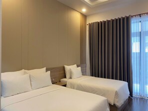 Familienapartment, Blick auf die Anlage | Zimmersafe, Schreibtisch, laptopgeeigneter Arbeitsplatz