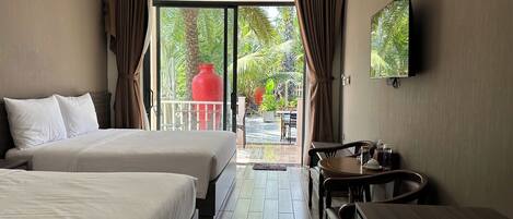 Chambre triple Standard, vue sur la piscine | Vue de la chambre