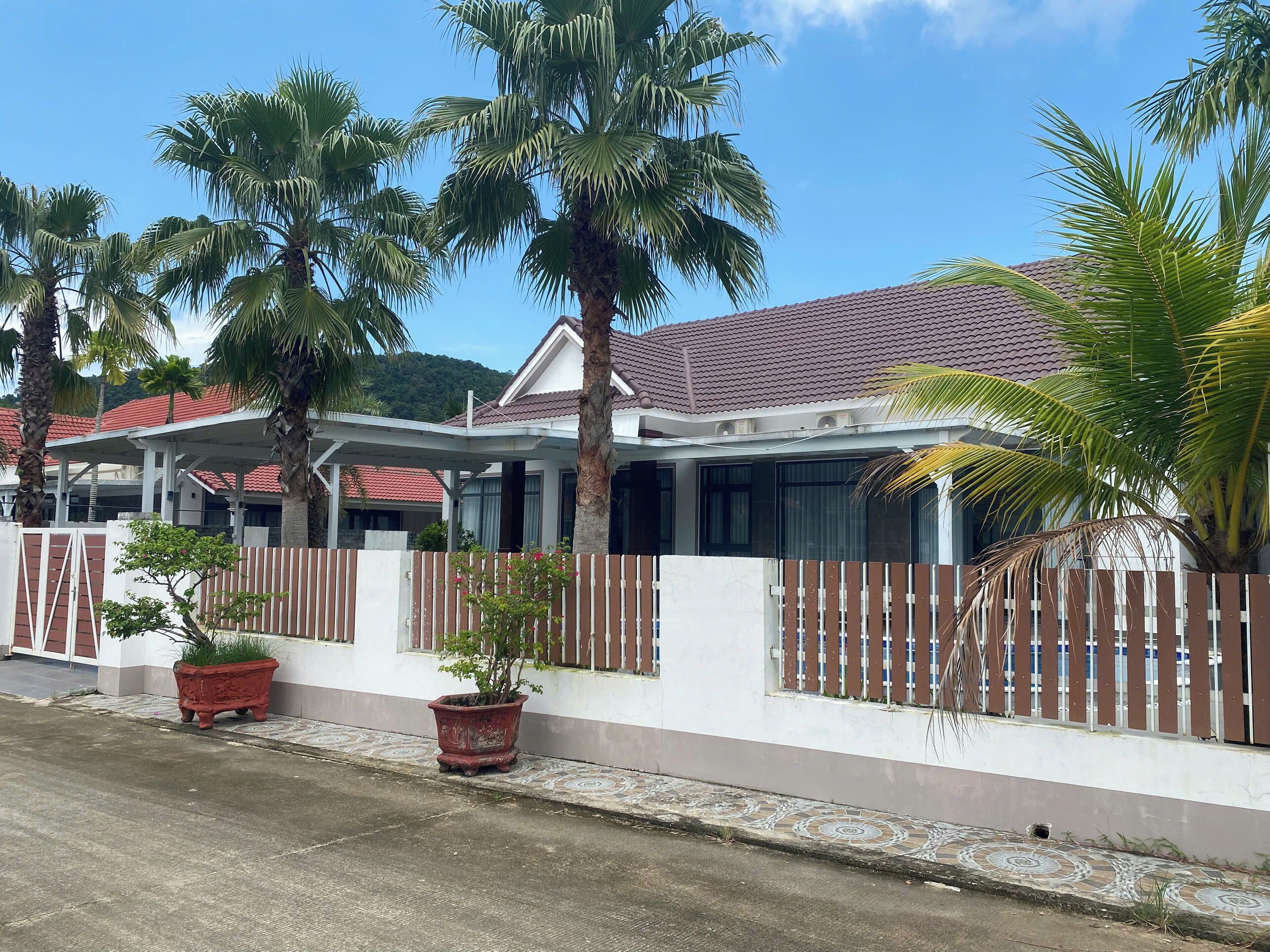 Family Apartment, Resort View | In-room safe, desk, laptop workspace, blackout drapes