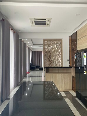 Familienapartment, Blick auf die Anlage | Wohnbereich | 30-Zoll-Smart-TV mit Satellitenempfang