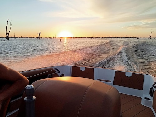 Bundalong River Decadence & Poolside Bliss 3BRM -just  1 minute to the River