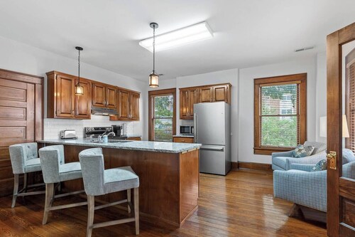 Historic Downtown Flat | River Views | On Site Parking