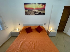 Blackout curtains, iron/ironing board, free WiFi - Sweet Sun (Meta)