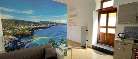 Monolocale comfort | Area soggiorno | TV a schermo piatto 36 pollici con canali digitali