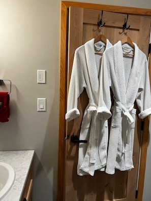 Hårtork, handdukar, tvål och toalettpapper