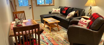 Cozy Guest Suite at "the Landing Chalet” 5 min to ski
Hill ski in!