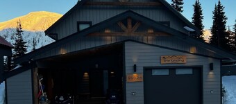 Cozy Guest Suite at "the Landing Chalet” 5 min to ski
Hill ski in!