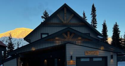 Cozy Guest Suite at "the Landing Chaletâ 5 min to ski
Hill ski in!