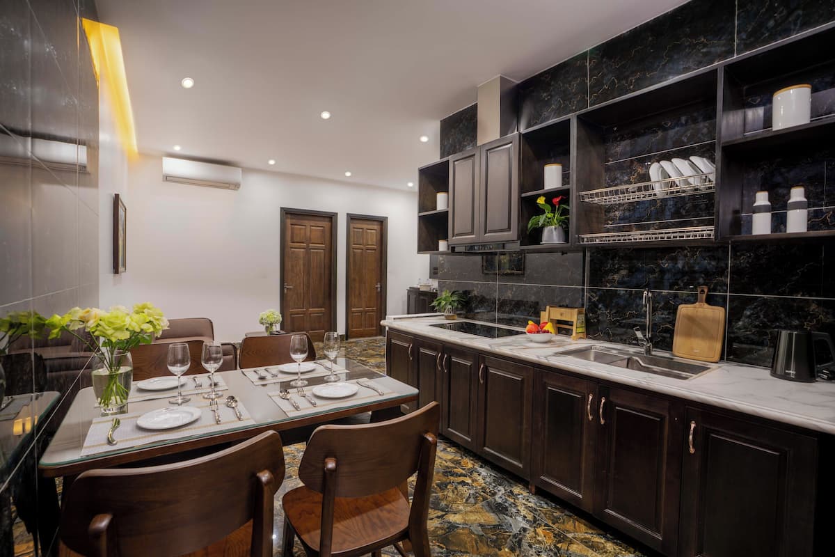 Minibar, pengeskab på værelset, mørklægningsgardiner, gratis Wi-Fi