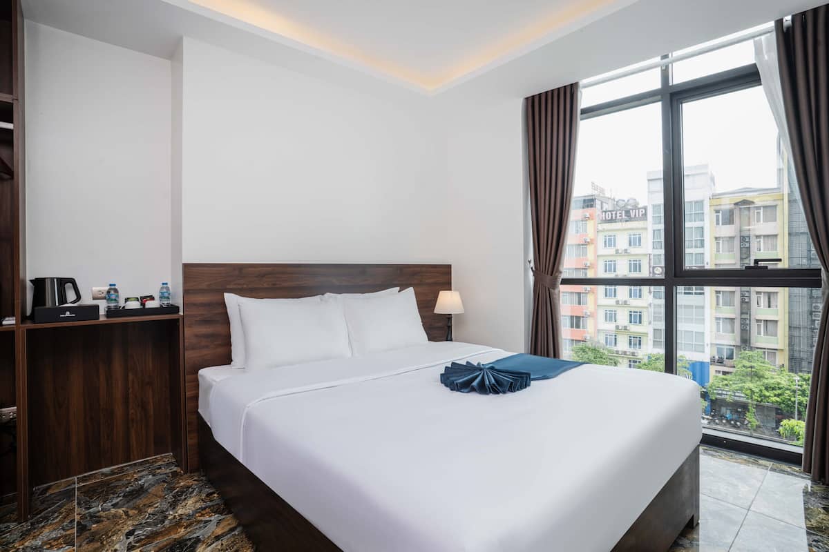 Deluxe Room, 1 Queen Bed, City View | Minibar, in-room safe, blackout curtains, free WiFi