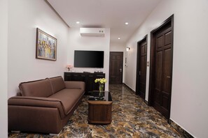 Phòng Suite dành cho gia đình, 2 phòng ngủ, quang cảnh thành phố (2 King Beds) | Khu phòng khách | TV 