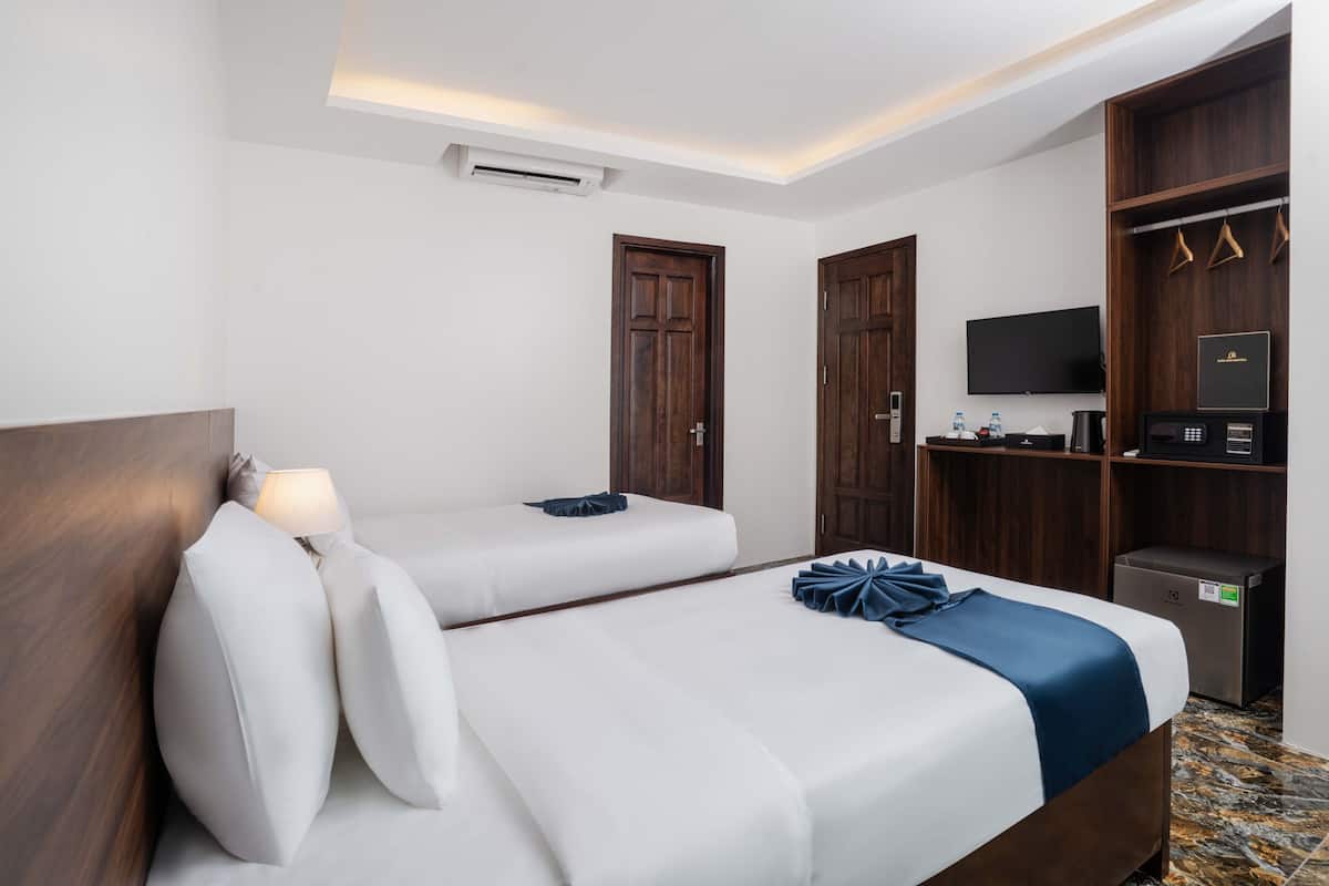 Deluxe Twin Room, 2 Single Beds, City View | Minibar, in-room safe, blackout curtains, free WiFi