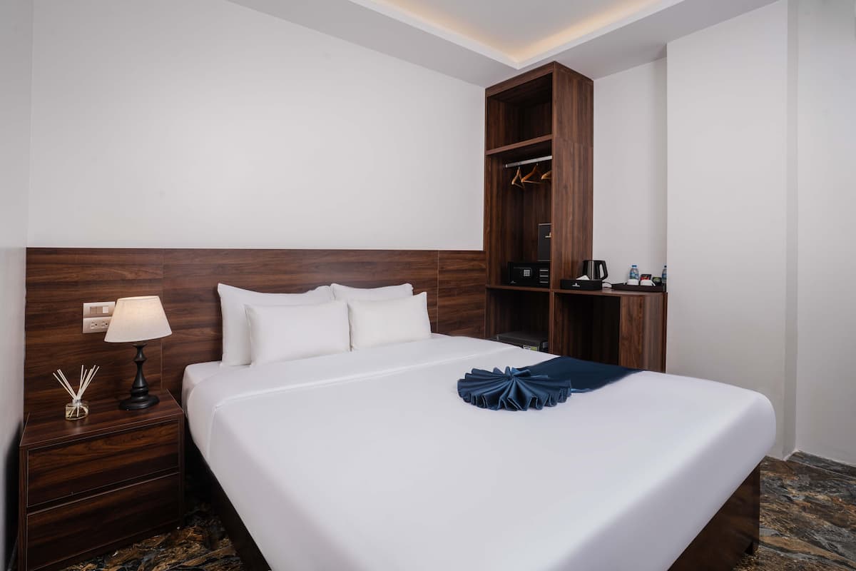 Deluxe Room, 1 Queen Bed | Minibar, in-room safe, blackout curtains, free WiFi