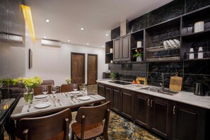 Suite, 2 Bedrooms (2 King Beds) | Dapur peribadi | Peti sejuk 