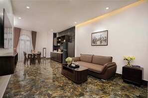 Phòng Suite Junior, 1 giường cỡ king, quang cảnh thành phố | Khu phòng khách | TV 