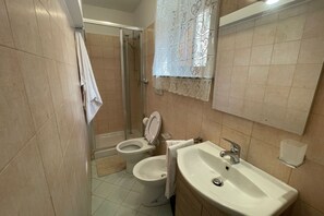 Dusche, Haartrockner, Bidet, Handtücher