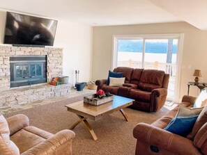 Televisión y chimenea 