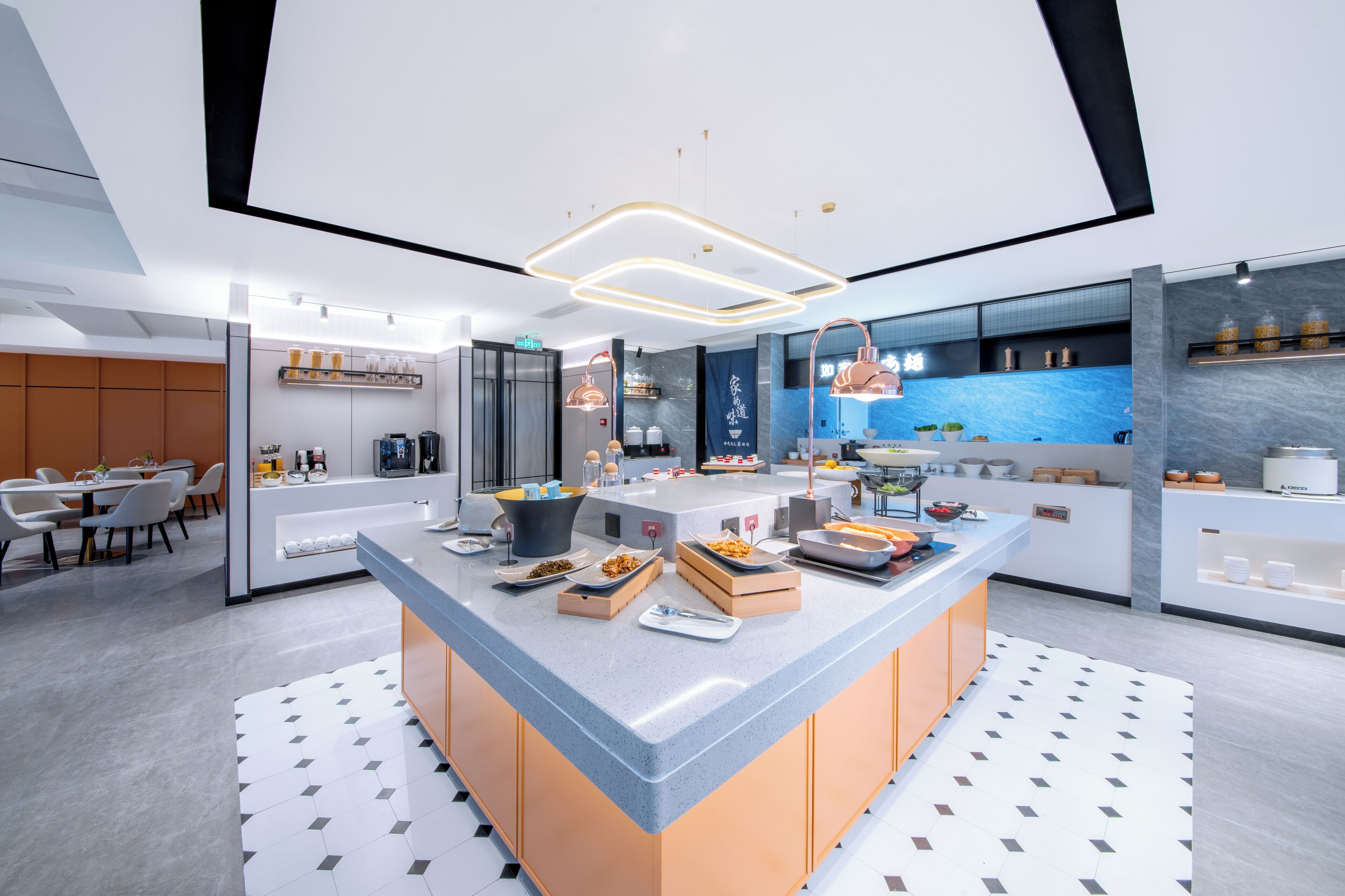 Una cucina moderna con isola centrale, elettrodomestici integrati e zona pranzo con tavolo e sedie.