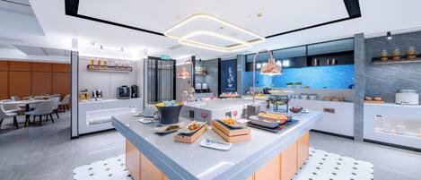 Una cucina moderna con isola centrale, elettrodomestici integrati e zona pranzo con tavolo e sedie.