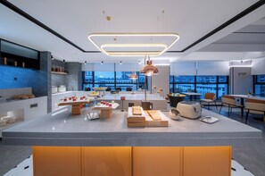 Sudah termasuk sarapan masakan setempat setiap hari