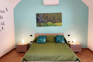 1 bedroom, iron/ironing board, free WiFi, bed sheets - Sweet Sun King Apartment – A Peaceful Oasis Just 10 Minutes from Corso Italia ☀️🌿 (Meta)