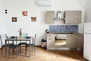Dining - Sweet Sun King Apartment – A Peaceful Oasis Just 10 Minutes from Corso Italia ☀️🌿 (Meta)
