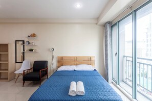 1 bedroom, iron/ironing board, free WiFi, bed sheets - Comfy condo. Best location on Shaw Blvd, front of Shang Mall. Short walk to SM. (Mandaluyong City)