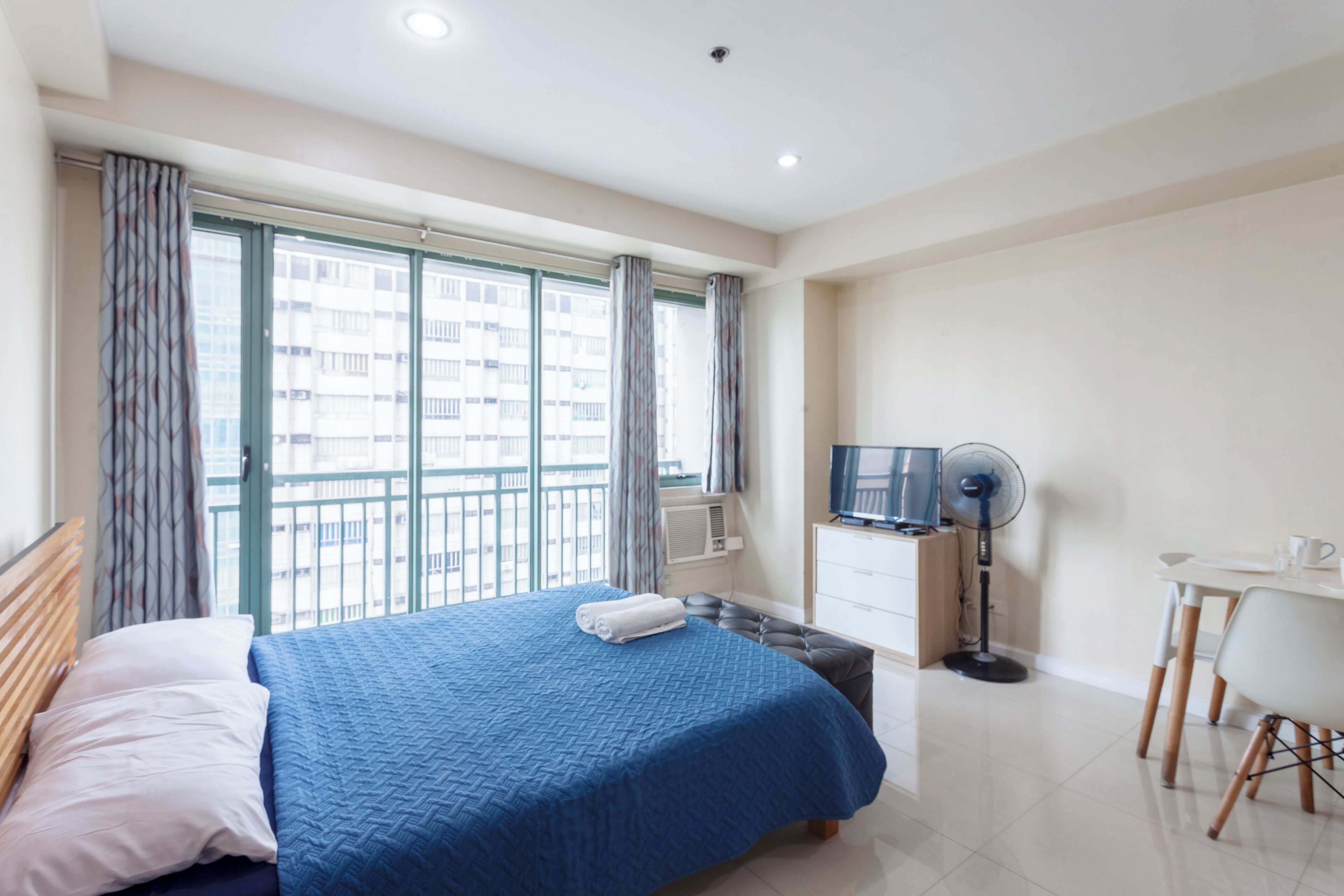 1 habitación, tabla de planchar con plancha, wifi gratis y ropa de cama 