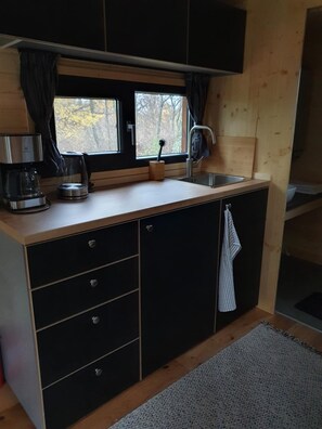 Refrigerador, placa de cocina, cafetera/tetera, tostadora