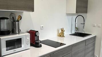 Frigorifero, microonde, piano cottura, macchina per tè/caffè