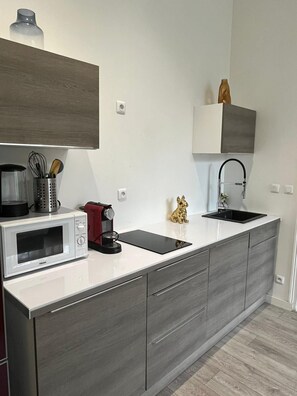 Frigorifero, microonde, piano cottura, macchina per tè/caffè