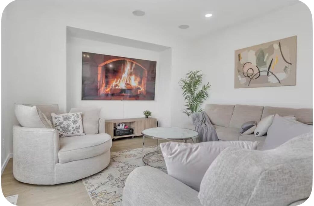 Una Smart TV, una pantalla de ordenador, una impresora