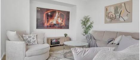 Una Smart TV, una pantalla de ordenador, una impresora