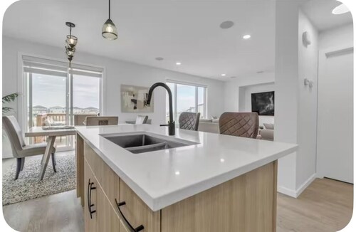 Modern 5 bedroom Lake view home in Prairie Pointe, winnipeg