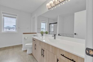 Hair dryer, towels, soap, shampoo - Modern 5 bedroom Lake view home in Prairie Pointe, winnipeg (Winnipeg)