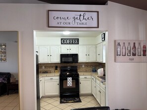 ثلاجة، ميكروويف، فرن، موقد طهي مسطح