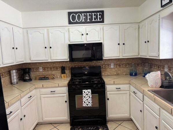 ثلاجة، ميكروويف، فرن، موقد طهي مسطح